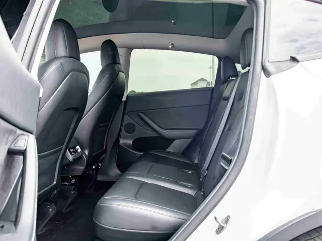 Tesla Model Y — Фото автомобиля 17