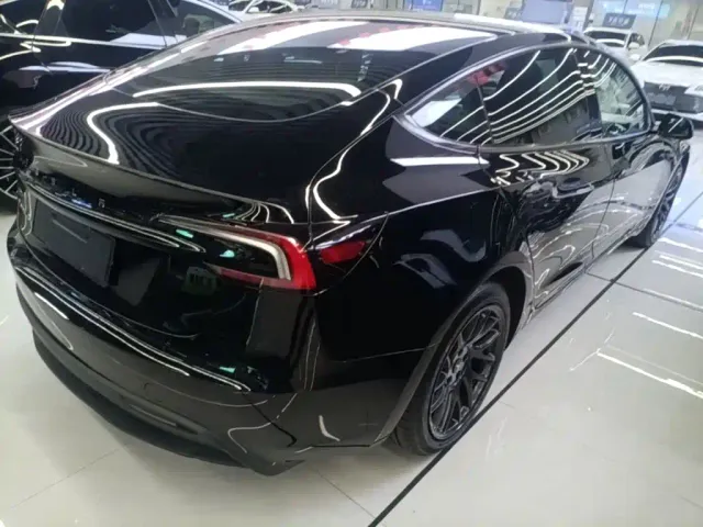 Tesla Model 3 — Фото автомобиля 6