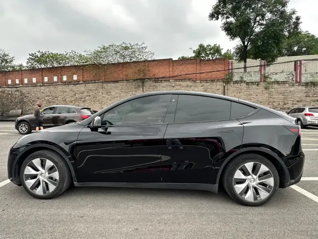Tesla Model Y — Фото автомобиля 13