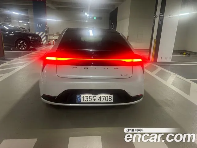 Toyota Prius Generation 5 — Фото автомобиля 2