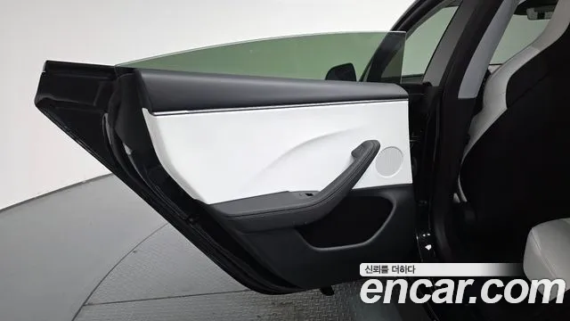 Tesla Model 3 — Фото автомобиля 14