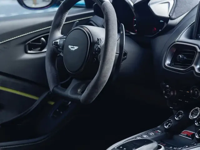 Aston Martin V8 Vantage — Фото автомобиля 21