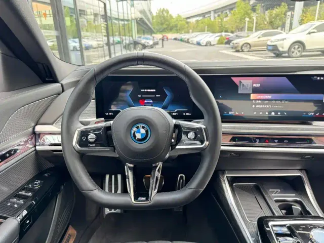 BMW i7 — Фото автомобиля 12