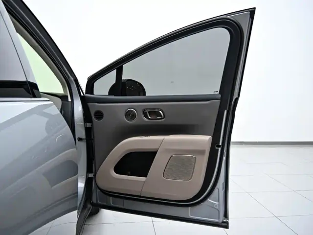 Li Auto i8 — Фото автомобиля 22