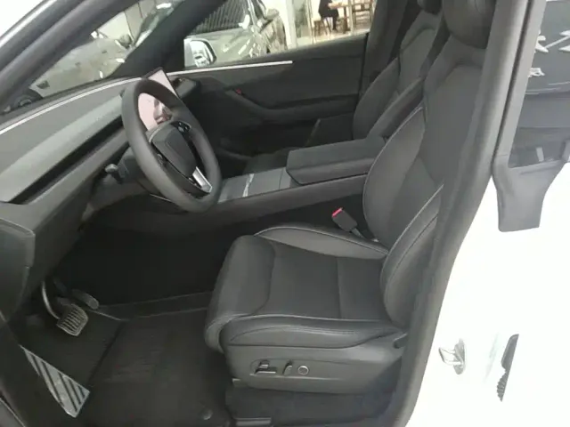 Tesla Model Y L — Фото автомобиля 14