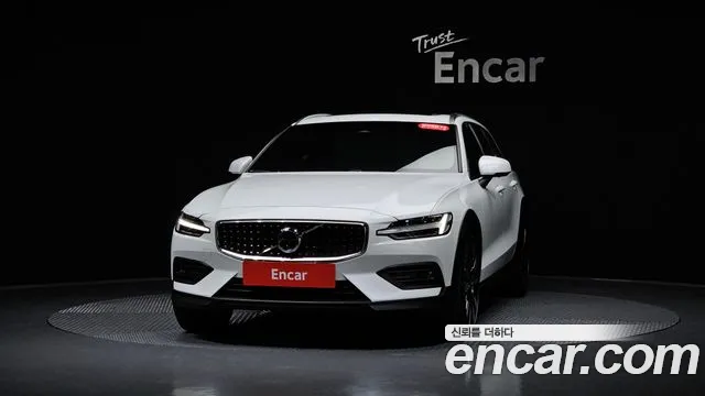 Вольво V60 V60 Cross Country 2 поколение B5 Ultimate AWD — Фото автомобиля 2