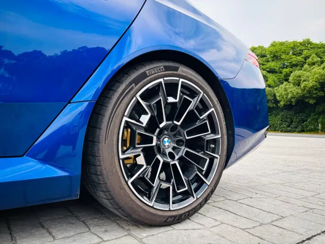 BMW M5 — Фото автомобиля 8