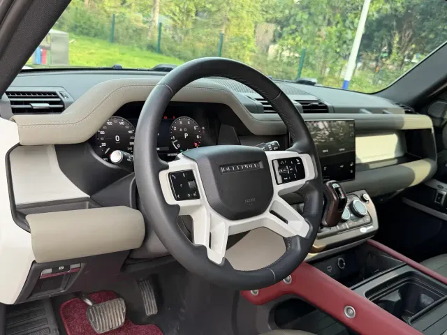 Land Rover Defender — Фото автомобиля 12