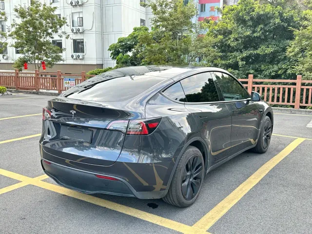 Tesla Model Y — Фото автомобиля 9