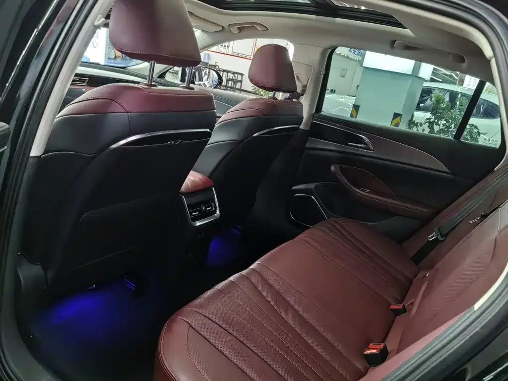 Hongqi Hongqi H5 2024 1.5T DCT Smart Connect Flag Rhythm Edition — Фото автомобиля 13