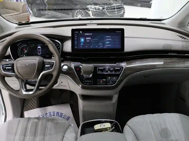 Roewe iMAX8 — Фото автомобиля 14