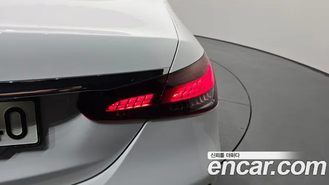 Mercedes-Benz E-Class — Фото автомобиля 20