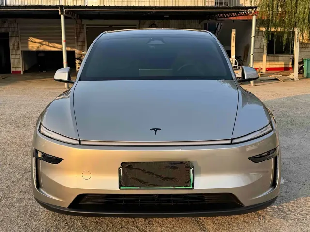 Tesla Model Y L — Фото автомобиля 6