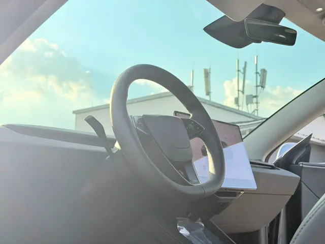 Tesla Model 3 — Фото автомобиля 12