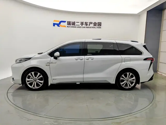 Toyota Sienna — Фото автомобиля 3