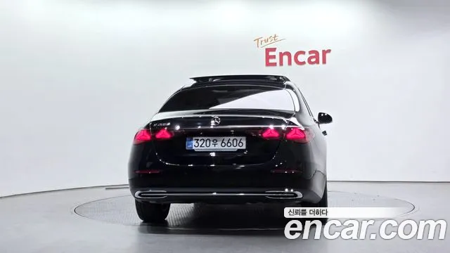 Mercedes-Benz E-Class — Фото автомобиля 4