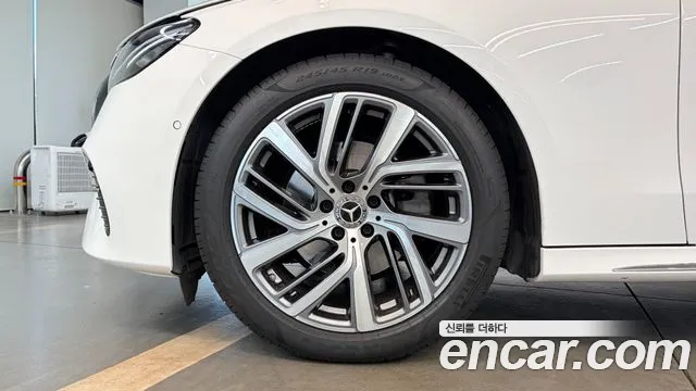 Mercedes-Benz E-Class — Фото автомобиля 5