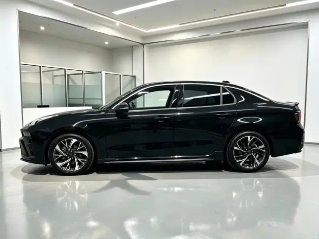 Lynk & Co 03 — Фото автомобиля 7