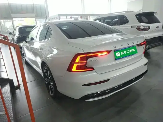 Volvo S60 — Фото автомобиля 4