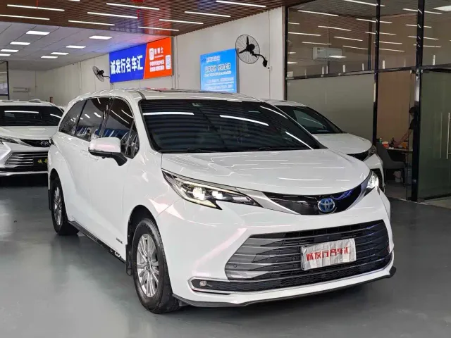 Toyota Sienna — Фото автомобиля 3