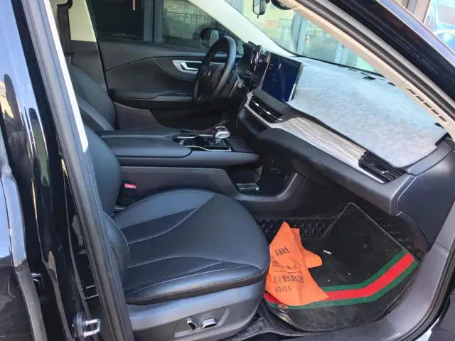Hongqi E-QM5 — Фото автомобиля 8