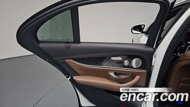 Mercedes-Benz E-Class — Фото автомобиля 20