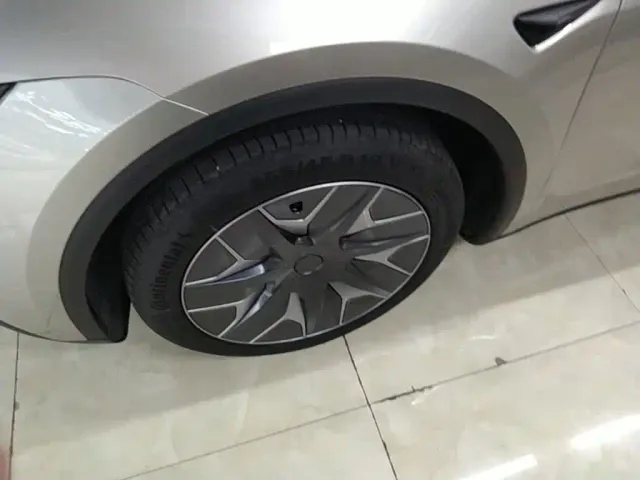 Tesla Model Y L — Фото автомобиля 22