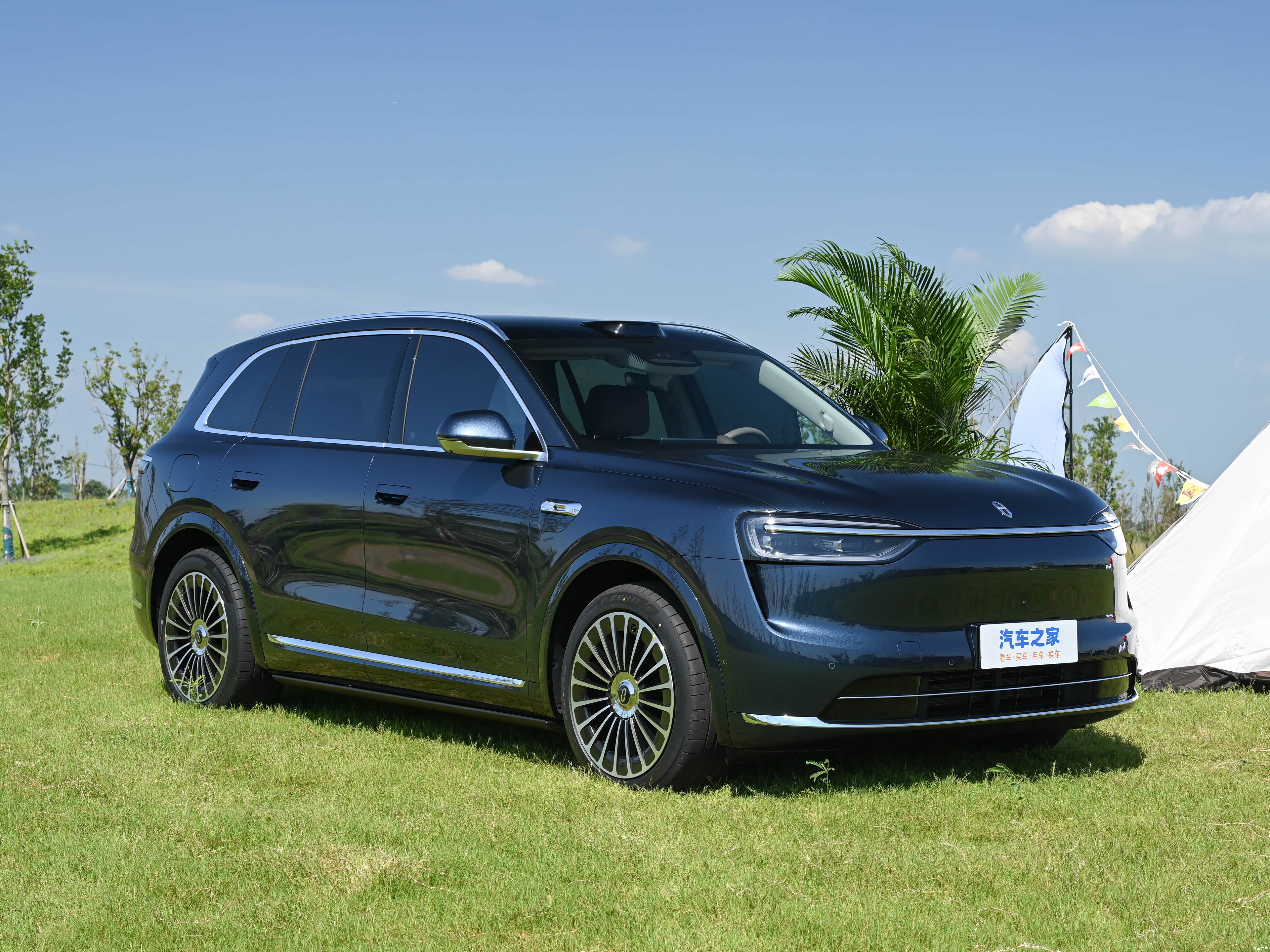 AITO M7 EREV Ultra 5 seats 4wd — Фото автомобиля 3