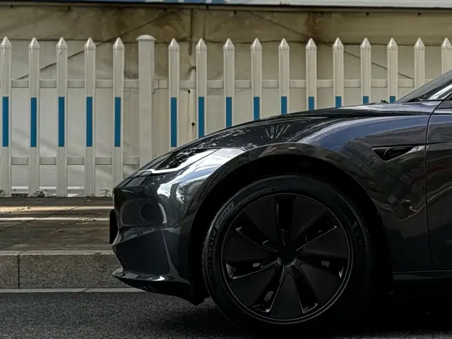 Tesla Model 3 — Фото автомобиля 9