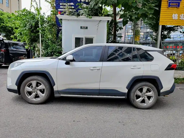 Toyota RAV4 — Фото автомобиля 3