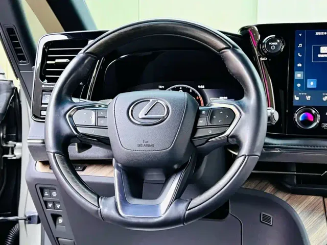 Lexus LM — Фото автомобиля 16