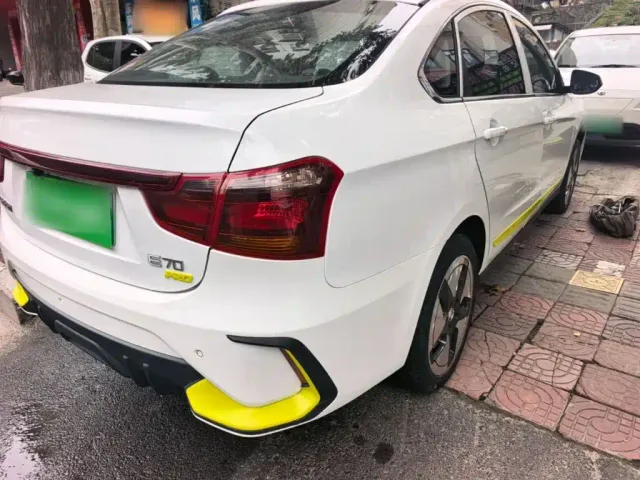 Dongfeng Fengshen E70 — Фото автомобиля 7