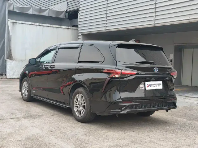 Toyota Sienna — Фото автомобиля 3