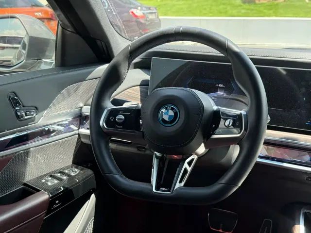 BMW i7 — Фото автомобиля 23