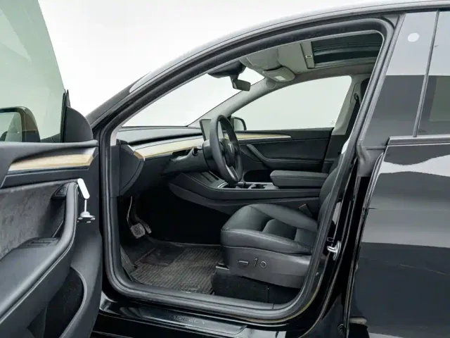 Tesla Model Y — Фото автомобиля 12