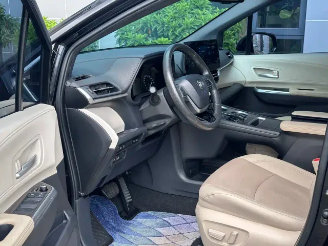 Toyota Sienna — Фото автомобиля 10
