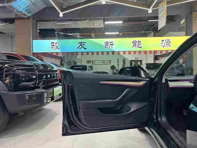 Tesla Model 3 — Фото автомобиля 19