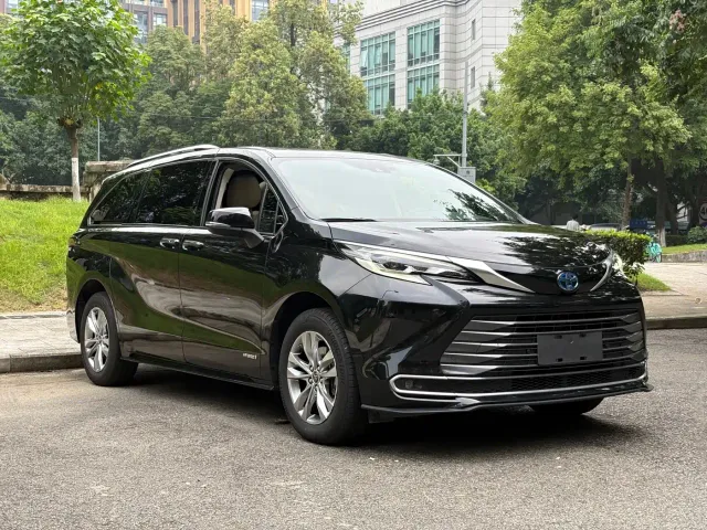 Toyota Sienna — Фото автомобиля 3