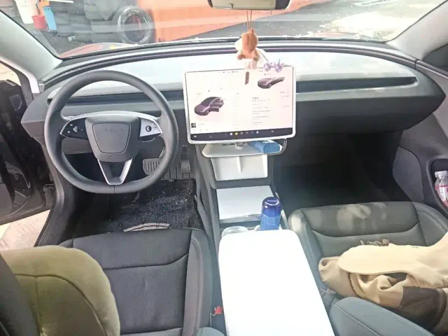 Tesla Model 3 — Фото автомобиля 10