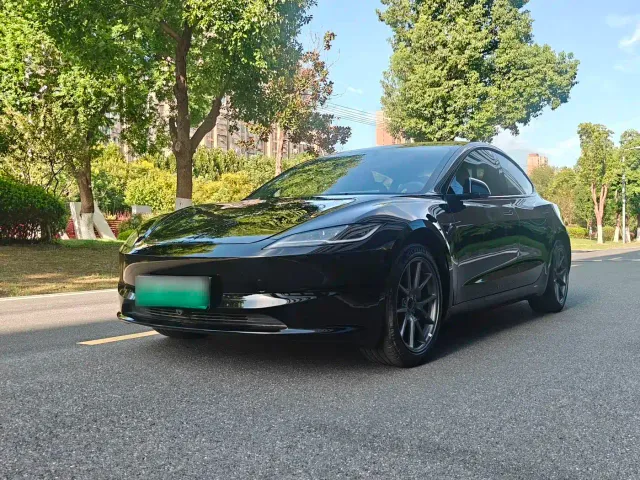 Фотография автомобиля — Tesla Model 3