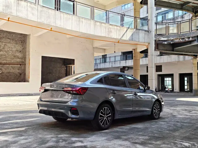 Roewe i5 — Фото автомобиля 6