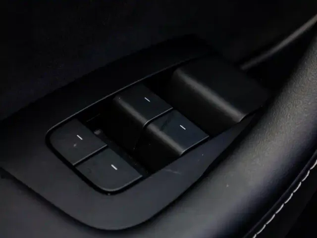 Tesla Model Y — Фото автомобиля 12