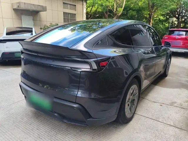Tesla Model Y L — Фото автомобиля 6