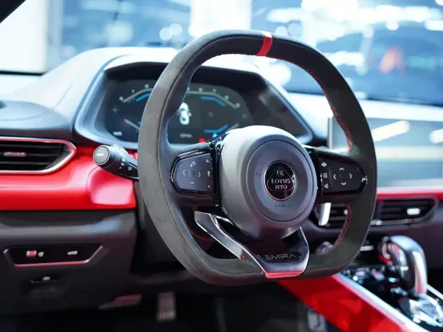Lotus Emira — Фото автомобиля 25