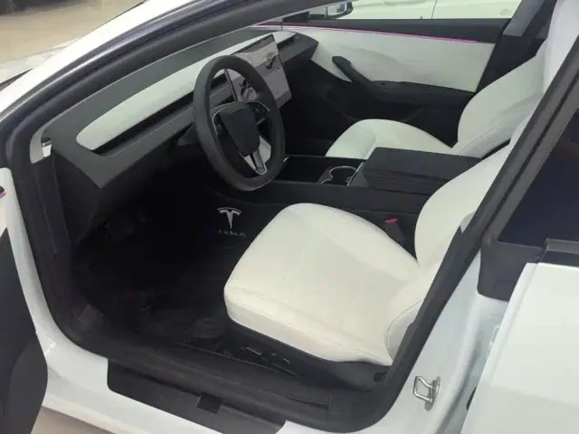 Tesla Model 3 — Фото автомобиля 9