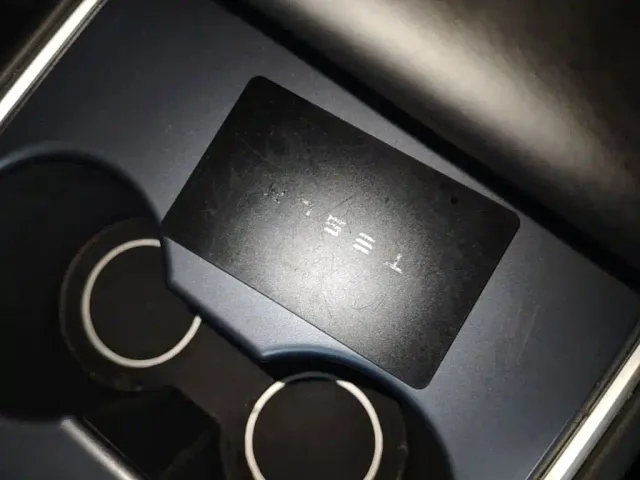 Tesla Model Y — Фото автомобиля 8