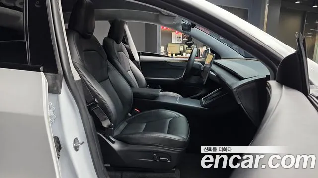 Tesla Model Y — Фото автомобиля 11