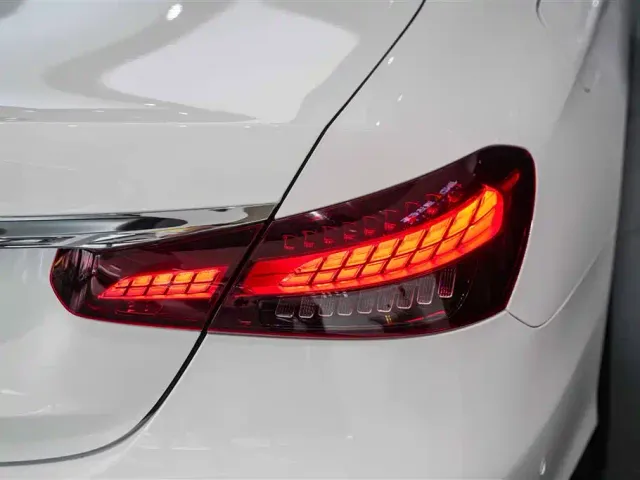 Mercedes-Benz E-Class — Фото автомобиля 17