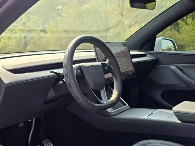 Tesla Model Y — Фото автомобиля 8