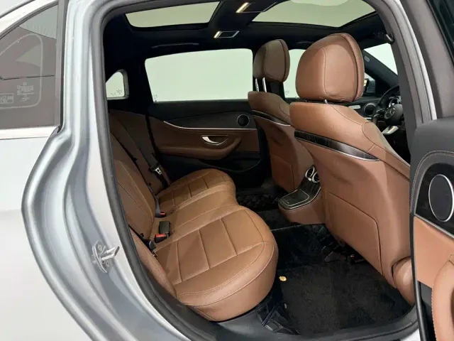 Mercedes-Benz E-Class — Фото автомобиля 24